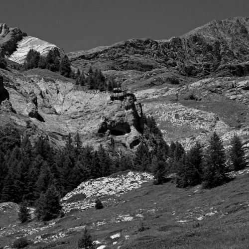 Visage de pierres dans les alpes