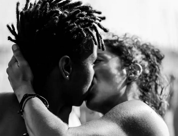 Baiser noir et blanc