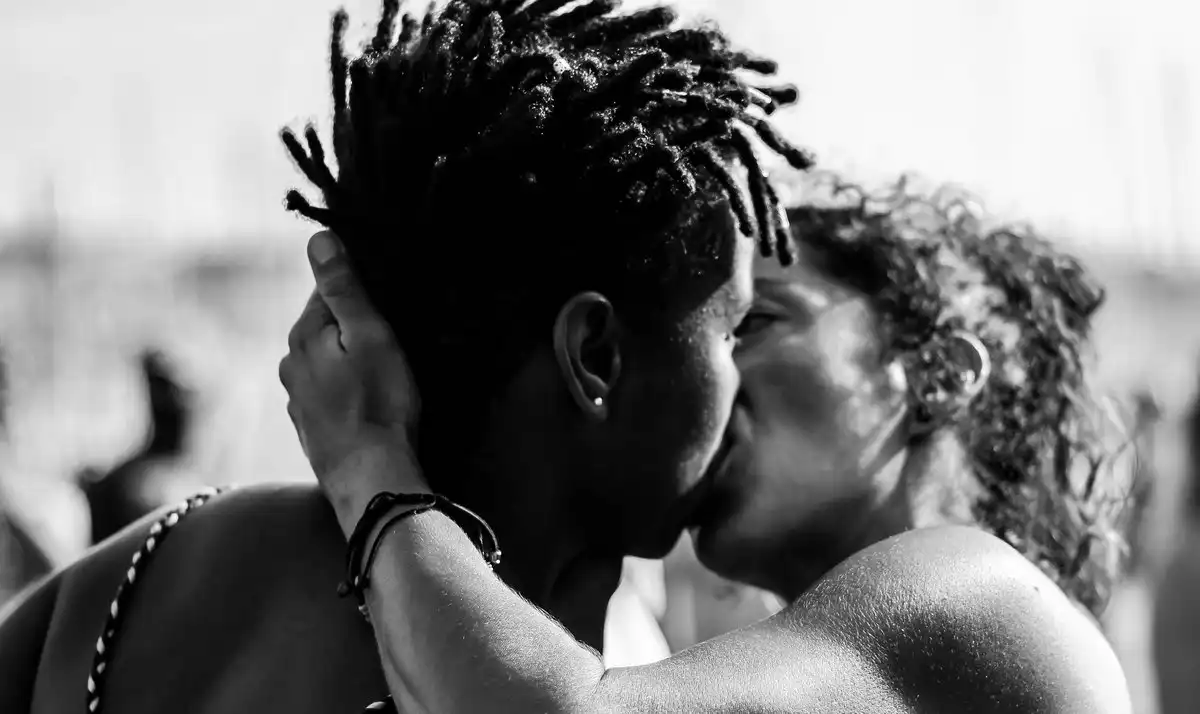 Baiser noir et blanc